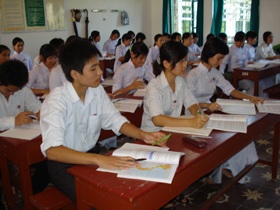 Học sinh trường THPT chuyên Hoàng Văn Thụ tích cực thi đua học tốt.