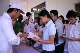 Thanh thiếu niên háo hức đăng ký hiến máu tình nguyện