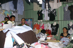Quầy kinh doanh quần áo của chị Bùi Thị Hà tan bị kẻ gian đột nhập lấy dđ hàng hóa trị giá trên 40 triệu đồng