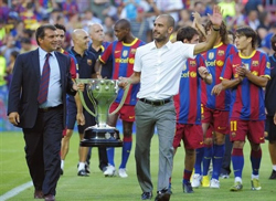 Trước trận đấu, CLB Barca biểu dương lực lượng bằng việc diễu hành 
Cúp VĐ La Liga 2009/10.
