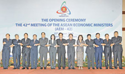 Thủ tướng Nguyễn Tấn Dũng với các trưởng đoàn dự hội nghị Bộ trưởng kinh tế Asean lần thứ 42