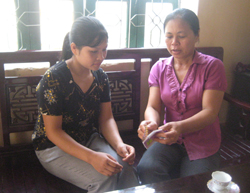 Cộng tác viên dân số xã Tây Phong tuyên tryền tới chị em phụ nữ các biện pháp tránh thai hiện đại.