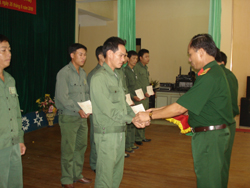 Thay mặt lãnh đạo tỉnh, Thiếu tướng Bùi Đình Phái đã trao Bằng khen của UBND tỉnh cho các tập thể, cá nhân có thành tích xuất sắc trong tổ chức, đào tạo lớp Trung cấp chuyên nghiệp ngành Quân sự cơ sở khoá IV (2009 - 2010)