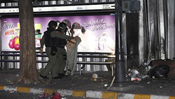 Cảnh sát xem xét hiện trường sau một vụ đánh bom ở trung tâm Bangkok