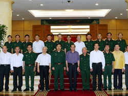 Bộ Chính trị chụp ảnh chung với Thường vụ Đảng ủy Quân sự Trung ương.