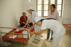 Đội ngũ cán bộ y tế của trạm y tế xã vùng cao luôn nhiệt tình đảm bảo công tác chăm sóc sức khỏe ban đầu cho bệnh nhân