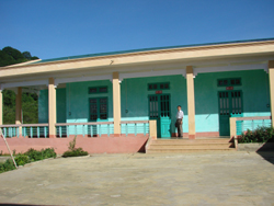 Trường mần non xã Pà Cò được đầu tư xây dựng khang trang, đáp ứng yêu cầu dạy và học của nhà trường.