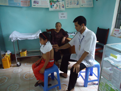 Cán bộ Trạm y tế thị trấn Vụ Bản thực hiện khám bệnh cho nhân dân địa phương