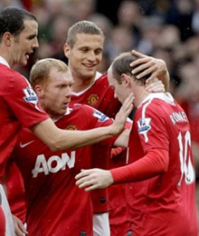 Đồng đội vây quanh chúc mừng Rooney trở lại với thói quen ghi bàn