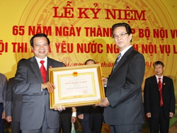 Thủ tướng Nguyễn Tấn Dũng trao tặng Huân chương Lao động hạng Nhất cho Bộ trưởng Bộ Nội vụ Trần Văn Tuấn