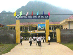 Trường tiểu học xã Bắc Sơn, huyện Kim Bôi được xây dựng từ nguồn vốn kiên cố hóa trường lớp học tạo điều kiện học tập tốt cho học sinh