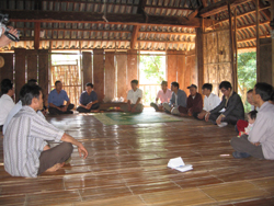 Chính quyền địa phương và người dân xã Cun Pheo, huyện Mai Châu đến chia vui với hộ du canh du cư được hỗ trợ về nơi ở mới.