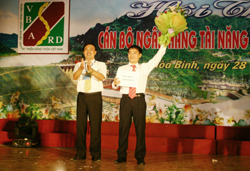 Lãnh đạo NHNo&PTNT tỉnh trao thưởng cho các đội đoạt giải
