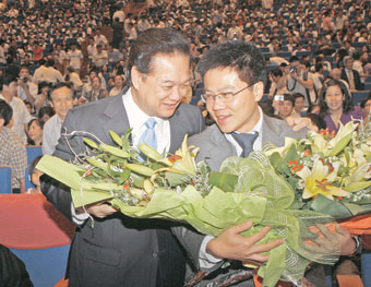 Thủ tướng Nguyễn Tấn Dũng với giáo sư
Ngô Bảo Châu.
