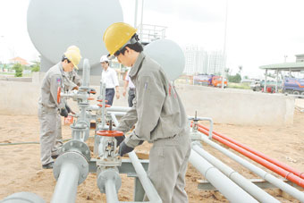 Lắp đặt thiết bị pha chế sản xuất xăng E5
tại tổng kho xăng dầu Nhà Bè (TP Hồ Chí Minh).
