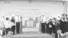 Lễ gắn biển nhà máy Polypropylene - Dung Quất,
công trình chào mừng Đại hội Đảng bộ Tập đoàn
Dầu khí quốc gia Việt Nam.