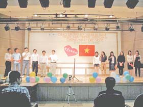 Sinh viên Việt Nam đang học tại Hàn Quốc tham gia biểu diễn văn nghệ chào mừng các ngày lễ lớn của đất nước.