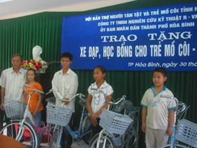 Lãnh đạo thành phố Hoà Bình trao xe đạp cho trẻ mô côi, khuyết tật.