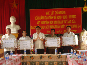 Đồng chí Đinh Duy Sơn, Phó Chủ tịch HĐND tỉnh tặng quà cho các cháu khu căn cứ cách mạng Đà Bắc.
