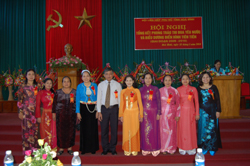 Chị Phạm Thị Nhuận (người đứng bên phải) rạng rỡ trong buổi lễ biểu dương những điển hình tiên tiến trong phong trào phụ nữ tỉnh nhà