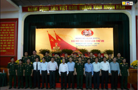 Đồng chí Lê Văn Dũng và đại diện Bộ Tư lệnh QK3 tặng hoa chúc mừng BCH Đảng bộ QK3 nhiệm kỳ 2010 – 2015