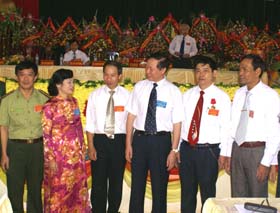 Đồng chí Nguyễn Hữu Duyệt, Phó Bí thư Thường trực Tỉnh ủy trao đổi với các đại biểu dự Đại hội Đảng bộ huyện Cao Phong