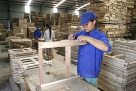 Công ty TNHH Sơn Thủy chuyên sản xuất đồ mộc xuất khẩu ở cụm công nghiệp Dân Hòa tạo việc làm ổn định cho hàng trăm lao động