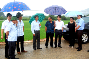 Đồng chí Trần Đăng Ninh, Phó Chủ tịch UBND tỉnh thị sát tình hình đảm bảo giao thông trên tuyến đường 12B.