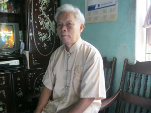 Tuổi cao, sức yếu nhưng ông Ngọ vẫn  tận tụy  với công việc xã hội.
