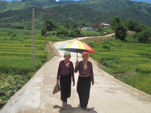 Niềm vui của người dân xóm Rú 4, xã Xuân Phong (Cao Phong) khi được hưởng lợi từ con đường nông thôn mới.