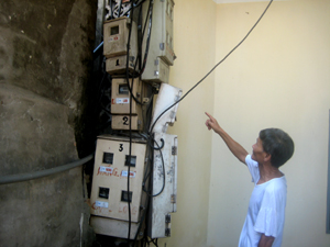 Gia đình ông Vũ Văn My (số nhà 47, tổ 1, phường Đồng Tiến, thành phố Hoà Bình) bị cắt trộm dây dẫn điện từ sau công – tơ về nhà
