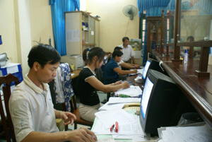 Cán bộ bộ phận “một cửa” Chi cục thuế Lương Sơn kiểm tra thông tin người dân nộp thuế.