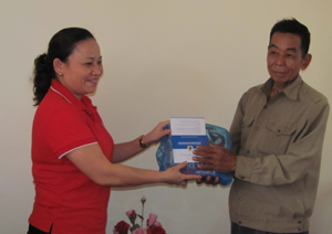 Lãnh đạo Hội CTĐ tỉnh trao quà và sổ tiết kiệm cho gia đình nạn nhân chất độc da cam.