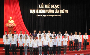Bà Hà Thị Nga, Phó Chủ tịch UBND tỉnh Lào Cai trao thưởng cho các em học sinh đoàn trường THPT chuyên Hoàng Văn Thụ tại Hội trại