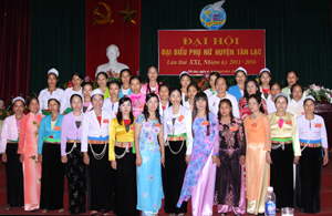 Ban chấp hành Hội Phụ nữ huyện Tân Lạc nhiệm kỳ 2011-2016 ra mắt Đại Hội.