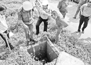 Lực lượng chức năng kiểm tra đường dẫn nước thải của Công ty Sonadezi Long Thành.