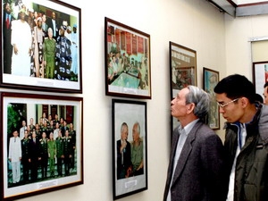 Những người kính yêu Đại tướng tìm hiểu những bức ảnh về Đại tướng Võ Nguyên Giáp trong buổi triển lãm tại Hà Nội.