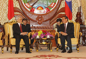 Tổng Bí thư, Chủ tịch nước CHDCND Lào 
Chum-ma-ly Xay-nha-xỏn tiếp Tổng Bí thư Nguyễn Phú Trọng
tại Viêng Chăn, tháng 6/2011 (Ảnh: TTXVN)

