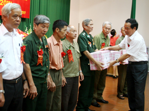 Đồng chí Nguyễn Văn Quang, Phó Bí thư TT Tỉnh ủy, Chủ tịch HĐND tỉnh tặng quà cho các NNCĐDC.