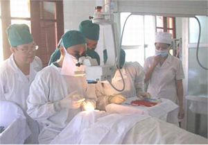 Áp dụng phương pháp mổ phaco lạnh tại Bệnh viện đa khoa tỉnh Hà Tĩnh.Ảnh: HT