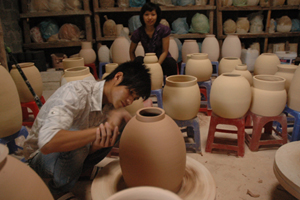 Nghệ nhân trẻ được đào tạo tại cơ sở sản xuất Gốm Lương – xã Tân Vinh (Lương Sơn).