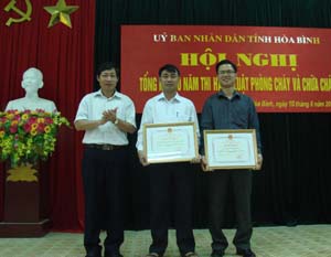 Đồng chí Bùi Văn Cửu, Phó Chủ tịch TT UBND tỉnh trao bằng khen của UBND tỉnh cho các tập thể có thành tích xuất sắc trong thời gian qua.