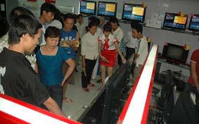 Đông đảo người dân đến Trung tấm thương mại AP PLAZA mua hàng điện tử, điện lạnh trong khung “giờ vàng”
 
