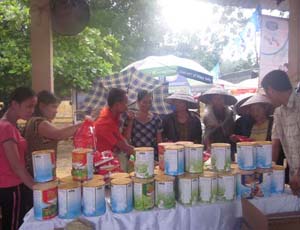 Phiên chợ hàng Việt tại xã Phong Phú, huyện Tân Lạc thu hút người tiêu dùng nông thôn tham quan, mua sắm