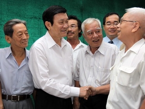 Chủ tịch nước Trương Tấn Sang gặp gỡ và trao đổi với cử tri quận 1, TP.HCM. (Ảnh: Tràng Dương/TTXVN)