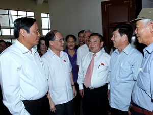 Chủ tịch Quốc hội Nguyễn Sinh Hùng tiếp xúc với các cử tri thành phố Hà Tĩnh, tỉnh Hà Tĩnh. (Ảnh: Nhan Sáng/TTXVN)