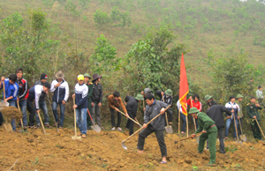 ĐV -TN huyện Kim Bôi tham gia mở đường đến  xóm Cành, Ba Giang, xã Mỵ Hòa.