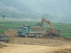 Công ty xuất - nhập khẩu tổng hợp Hà Nội đang thi công tuyến đường cao tốc Hòa Lạc - thành phố Hòa Bình, địa phận xã Yên Quang (Kỳ Sơn).