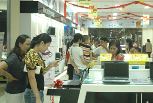 Đông đảo người dân thành phố Hòa Bình và các huyện lân cận đã đến với siêu thị Elecvina mua các mặt hàng giá siêu rẻ.  
 
