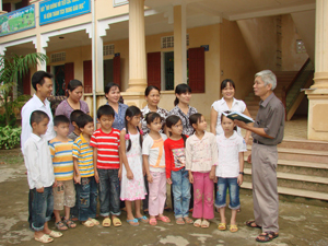 Đội ngũ cán bộ, giáo viên và học sinh trường tiểu học Cao Răm (Lương Sơn) đã vươn lên đạt kết quả cao trong các phong trào thi đua. Trường có giáo viên dạy giỏi cấp huyện, cấp tỉnh và học sinh giỏi cấp tỉnh.